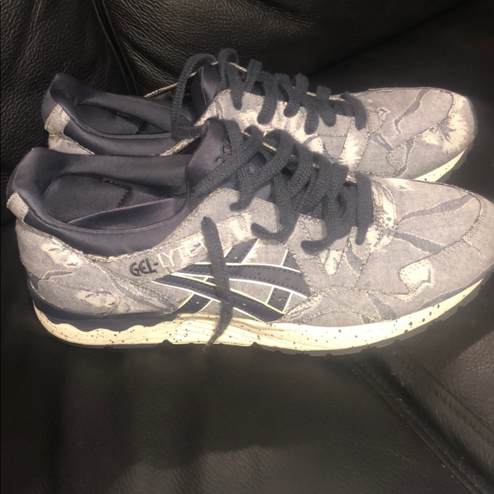 Shoes - Picture 2 of 4